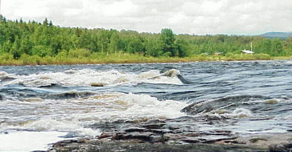 Kattilakosken kuohuva koski ja Tornionjoki TONKOn leirintäalueen vieressä